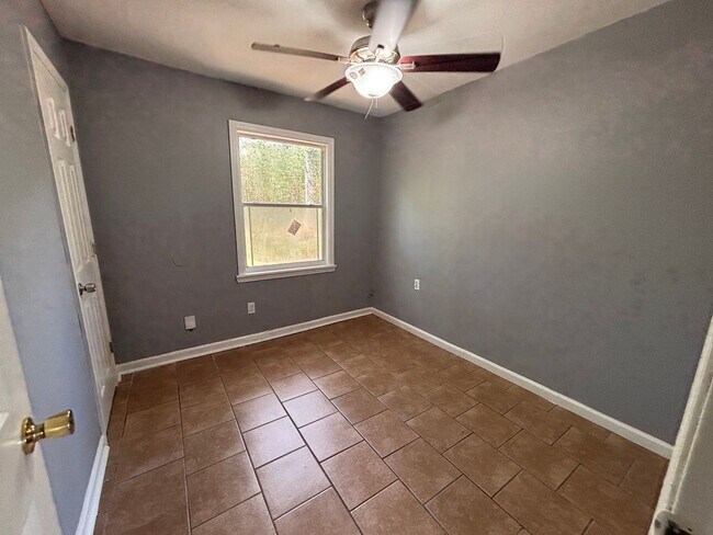 Foto del edificio - 3 bedroom- 1 bath!