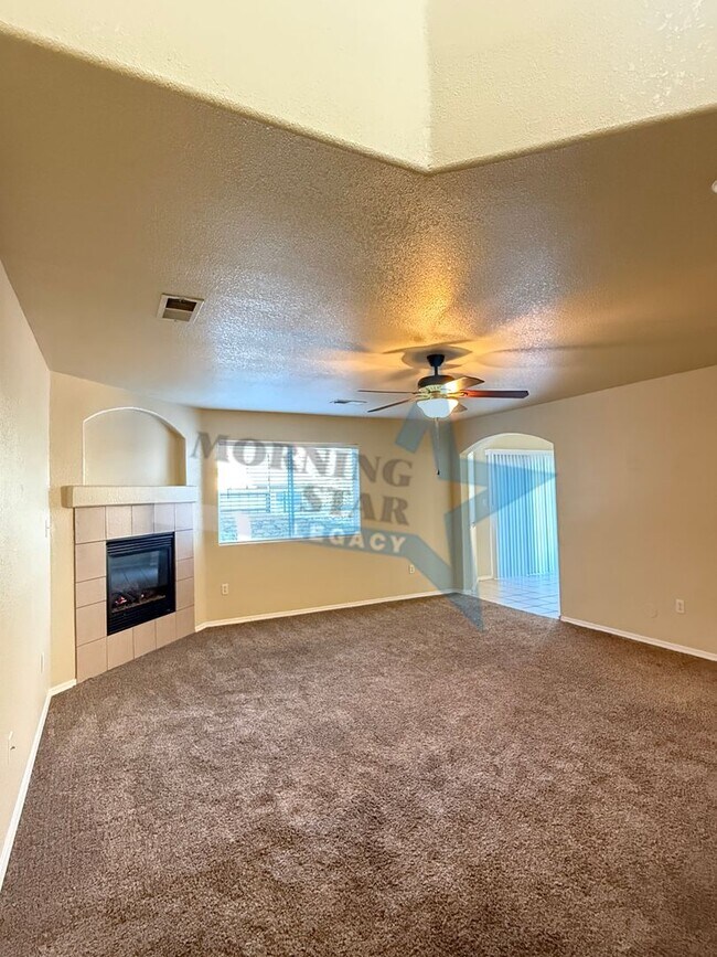 Foto del edificio - JUST REDUCED - 4-Bedroom Home!