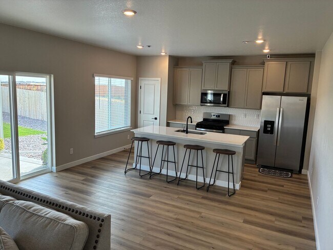 Foto del edificio - Beautiful 3 Bedroom, 2.5 Bathroom New Buil...