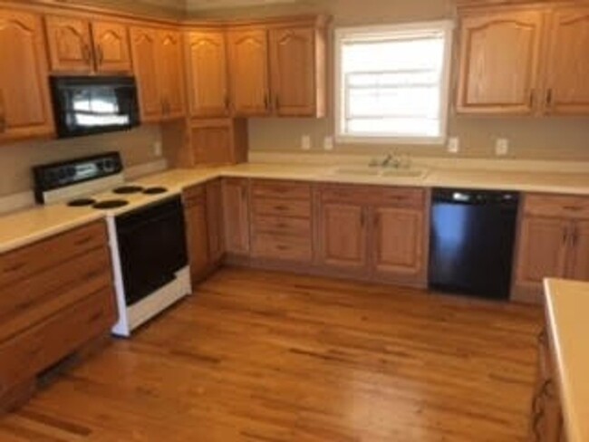 Building Photo - For Lease - 3 bed, 2 bath, 1900sqft, 3 acr...