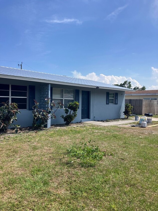 Primary Photo - 3 BED 1 BATH DUPLEX. FENCED YARD!