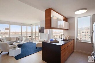 Building Photo - 550 W 45th St