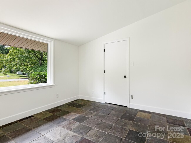 Building Photo - 553 Kenlough Dr