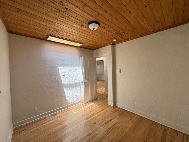 Building Photo - Nob Hill Gem!