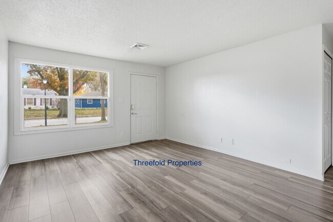 Foto del edificio - 1107 Larch Ln