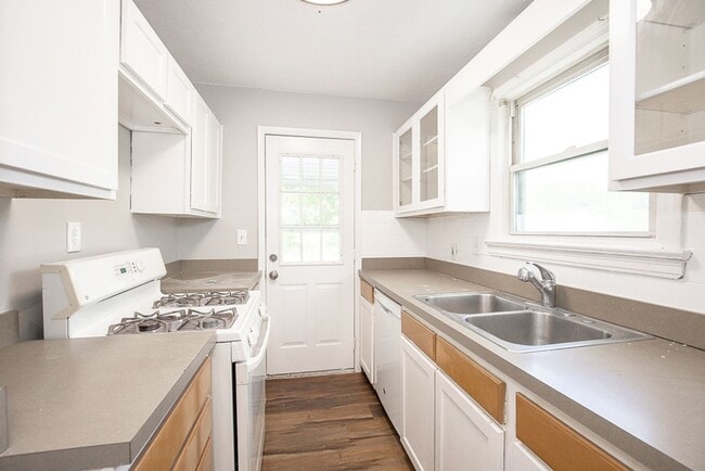 Building Photo - THREE BEDROOM SINGLE FAMILY HOME IN BEAUTI...