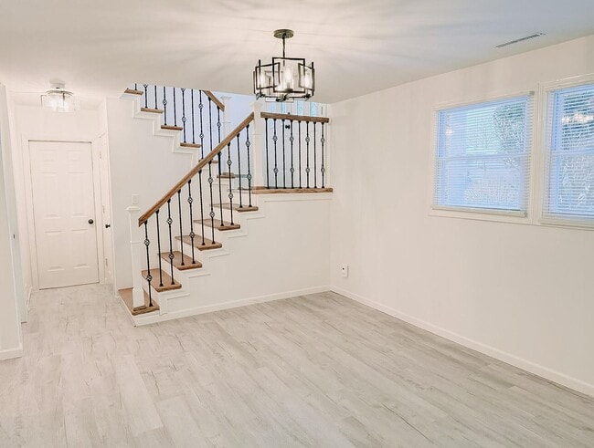 Building Photo - 919 Seneca Dr