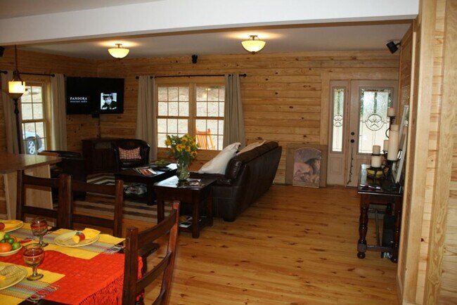 Building Photo - 6/1/2028 Move in - Student Housing 6 BR 3 Bath Log Cabin