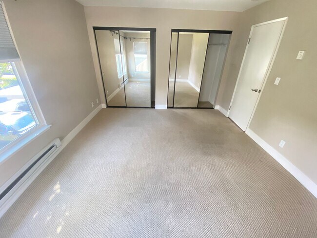 Foto del edificio - Advent - Low Deposit Bright Top Floor Condo!