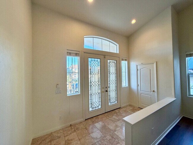 Building Photo - Lovely, large 4 bedroom