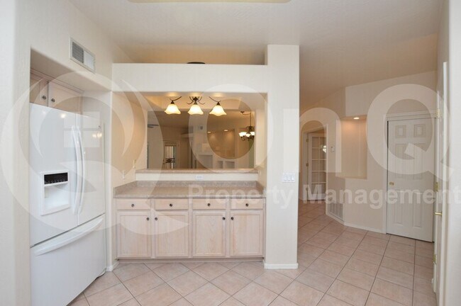 Foto del edificio - 1351 N Pleasant Dr