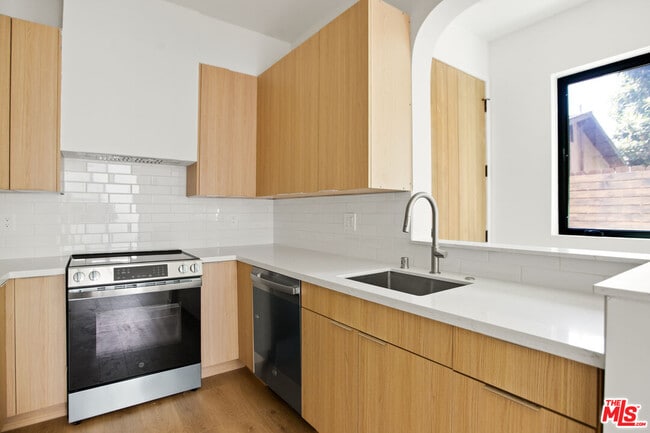 Foto del edificio - 2671 Benedict St