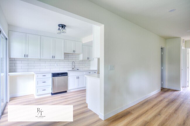 Foto del edificio - Fully Upgraded Spacious 2-Bedroom Unit in Prime Arcadia Location