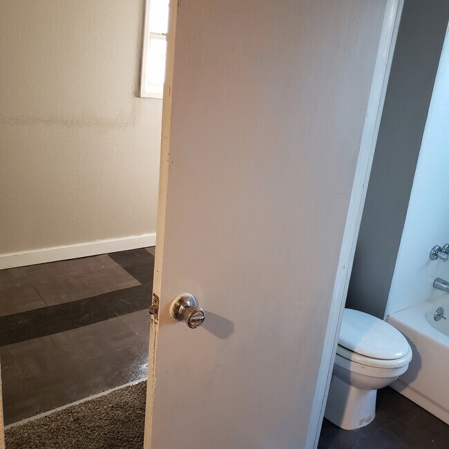 Bathroom 1 - 926 S Rockwall Ave