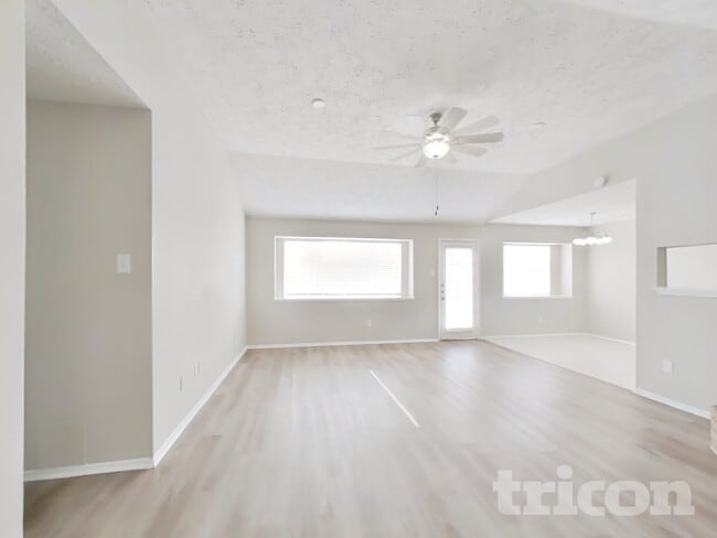 Building Photo - 2802 N Spring Dr