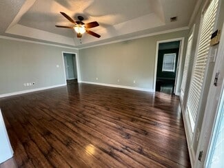 Building Photo - 140 Clear Creek Dr