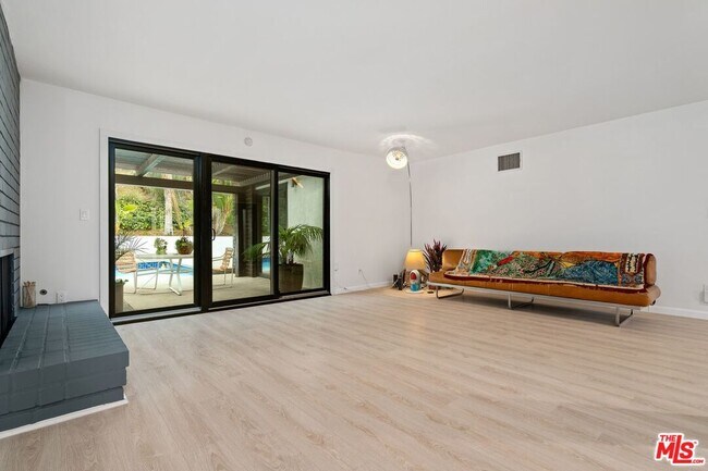 Foto del edificio - 3135 Chandelle Rd