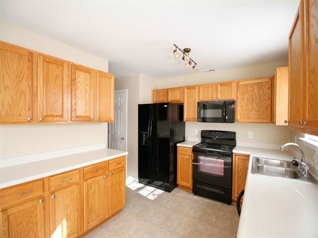 Building Photo - 1704 Carlyon Ct