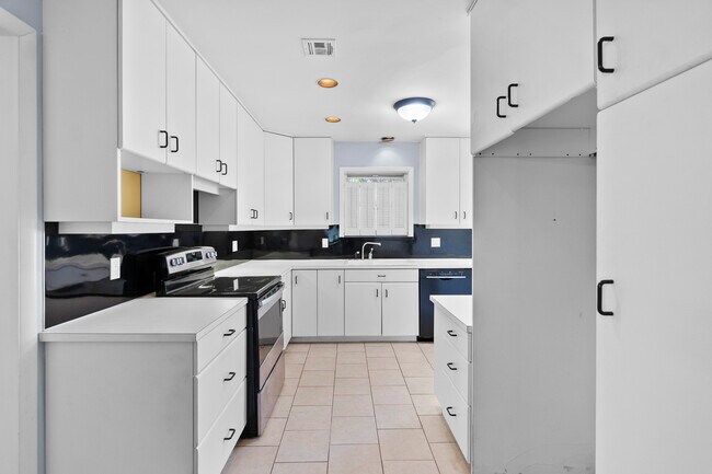 Building Photo - 5854 E 46th Pl
