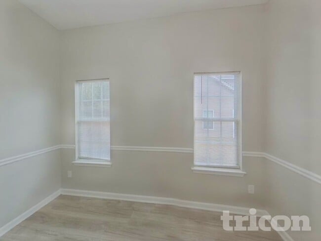 Building Photo - 3250 Diamond Blf