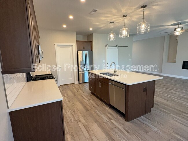 Foto del edificio - 679 Eadin Ln