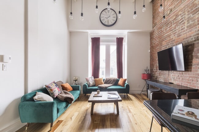 Building Photo - 3975 R. Saint-Denis