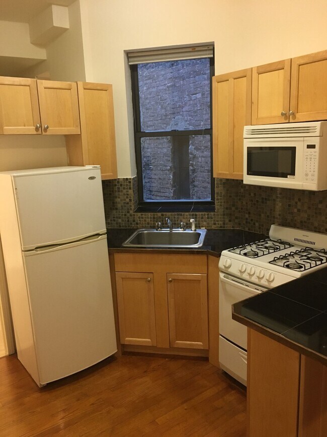 Building Photo - 320 E 93rd St