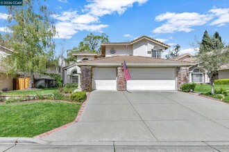 Building Photo - 668 Sun Tree Ct