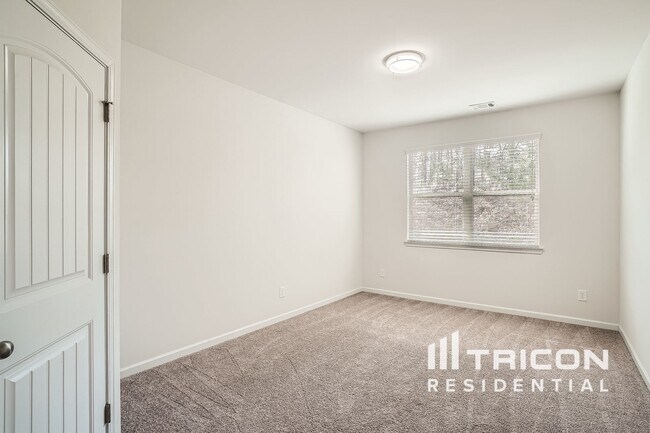 Building Photo - 355 Hillgrove Dr
