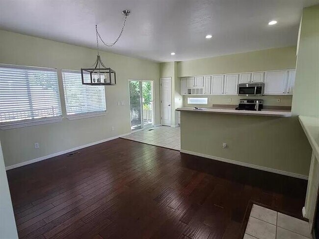 Building Photo - Amazing House