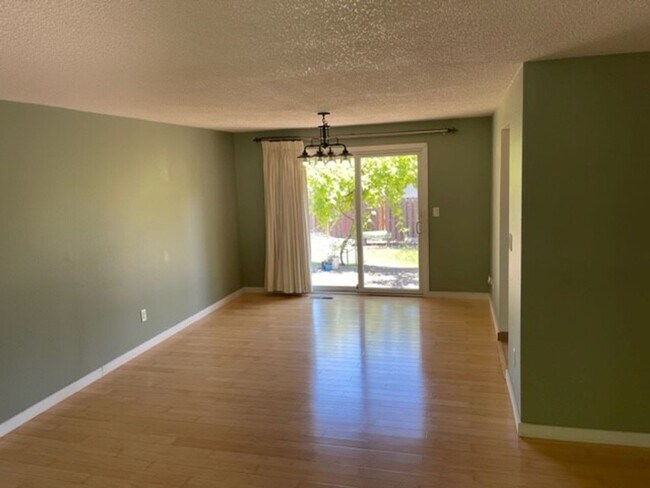 Foto del edificio - Beautifully Updated Home with Large Yard a...