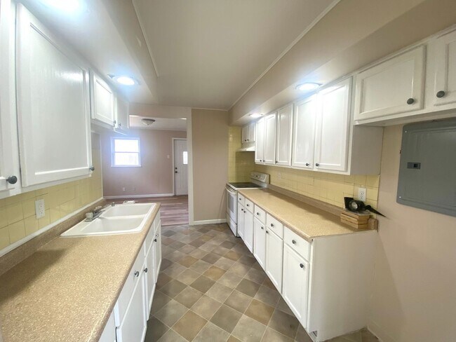 Building Photo - 3 bedroom/1 bath Home Available Now in Peo...
