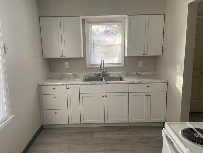 Building Photo - 5915 Urbandale Ave