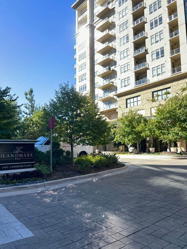 Foto del edificio - Stunning Landmark Home! CURRENTLY OFFERING...