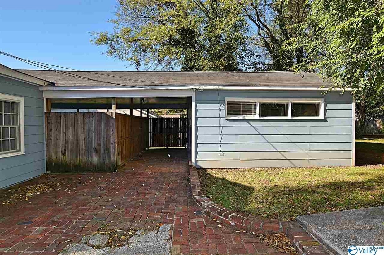 2705 Whitesburg Dr Unit A, Huntsville, AL 35801 Room for Rent in
