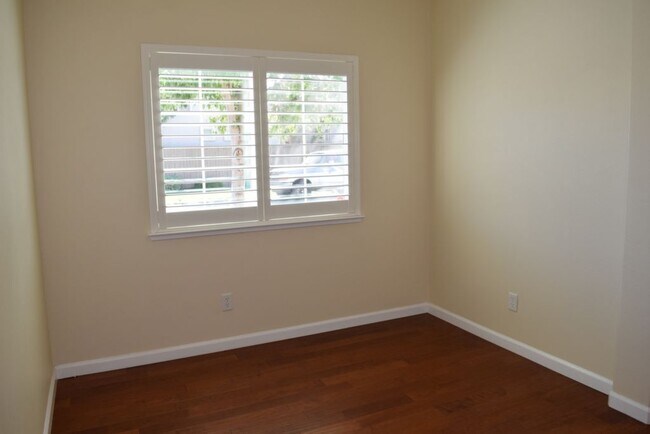 Building Photo - 1666 Grey Bunny Dr