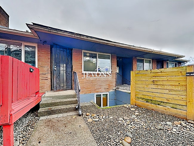 Building Photo - Charming 2-bedroom apartment just minutes from Pritchard Island Beach, with easy access to I-5