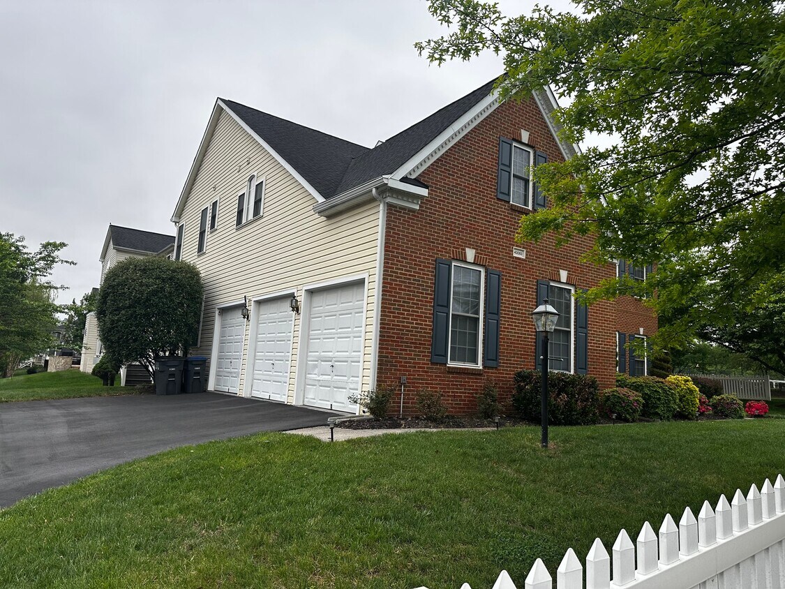 Building Photo - 43083 Claremorris Way