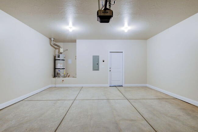 Building Photo - Like New 3 bedroom, 2.5 bathroom townhome ...