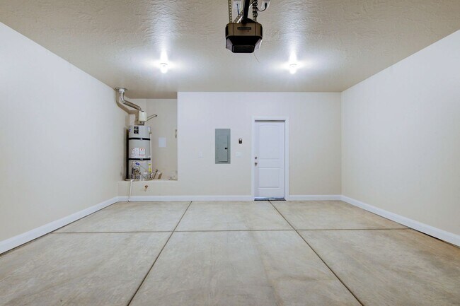 Foto del edificio - Like New 3 bedroom, 2.5 bathroom townhome ...