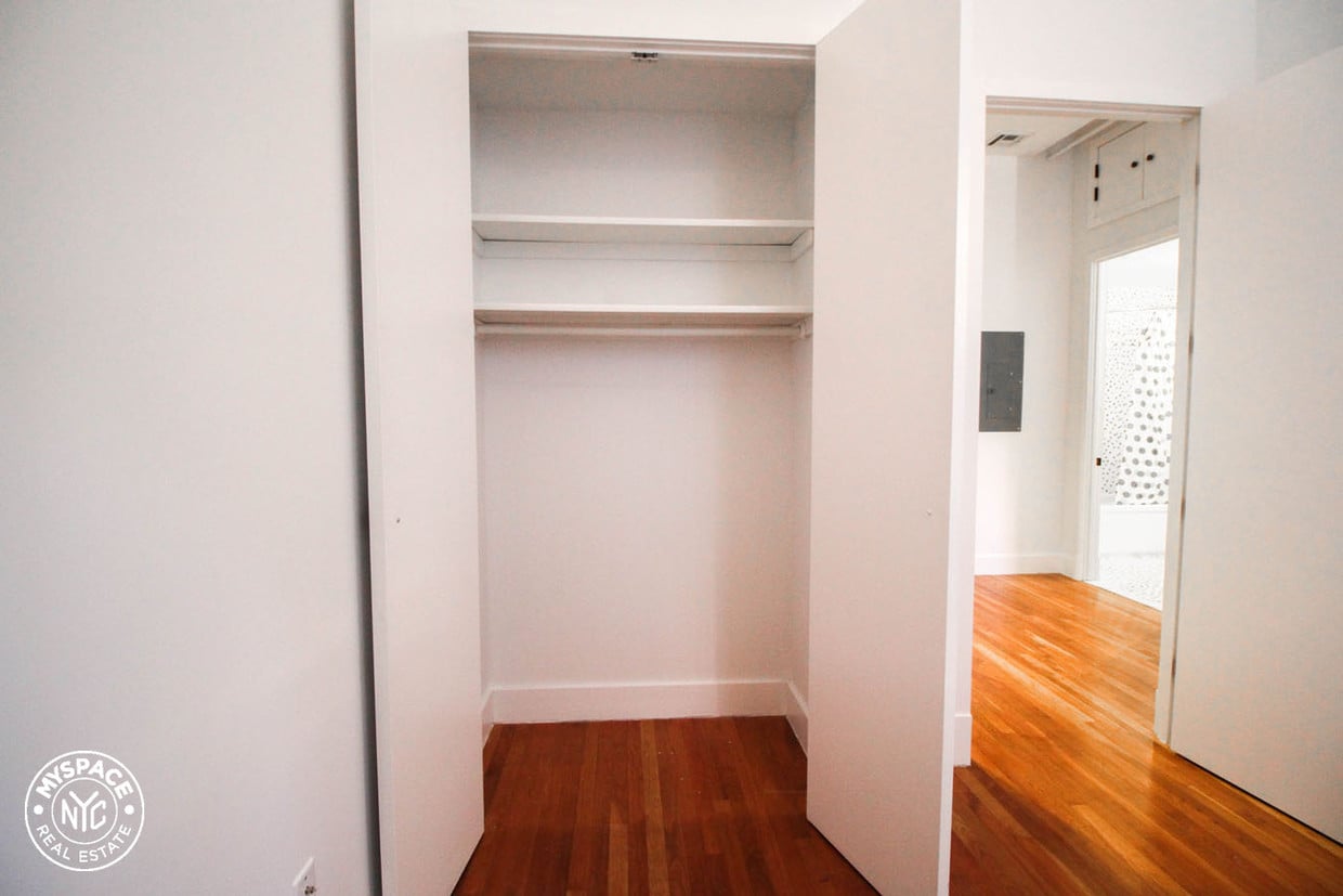 Primary Photo - 180 Bainbridge St