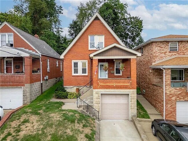 Building Photo - 2 bed 1 bath - nice updates, central air, ...