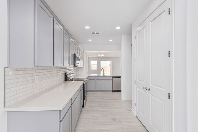 Building Photo - 16834 W Hope Dr