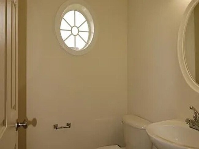 Foto del edificio - Charming 3-Bedroom Townhome in Prime Winst...