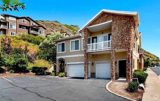 Building Photo - 1043 Canyon Meadow Dr