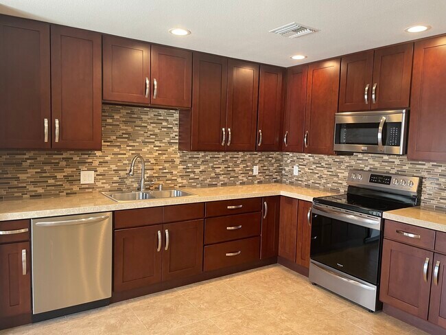 Foto del edificio - 43376 Cook St