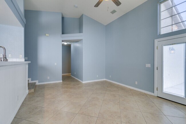 Building Photo - ADORABLE GATED COMMUNITY!