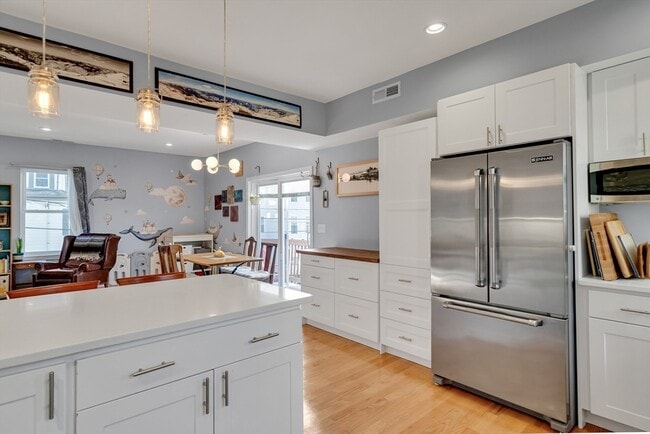 Building Photo - 104 Holland St