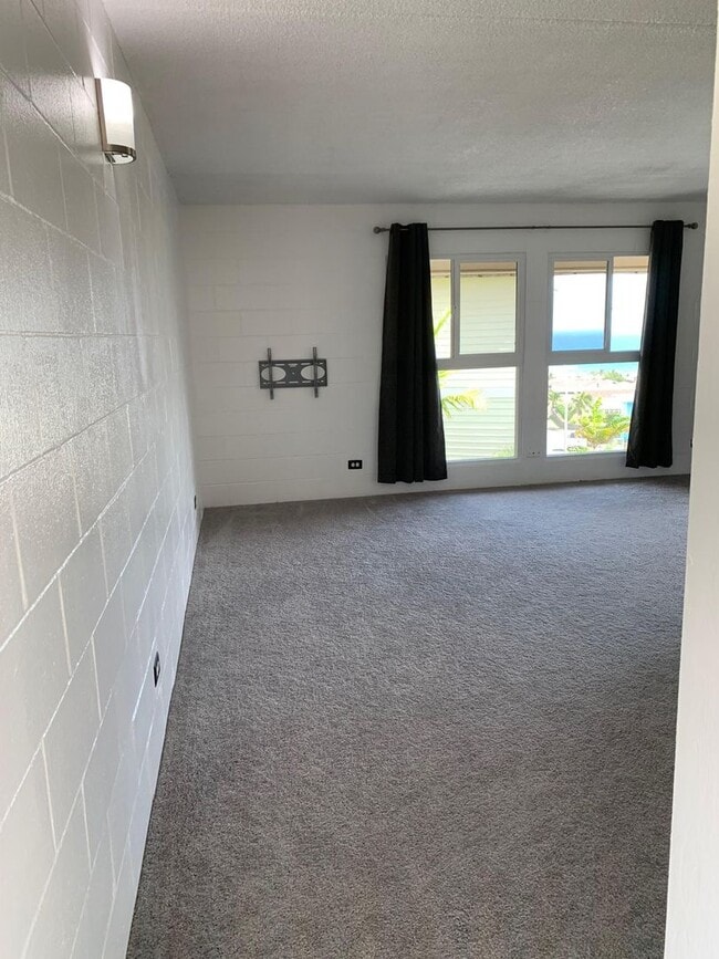 Building Photo - Central location 1 bedroom/1 bathroom with ocean view