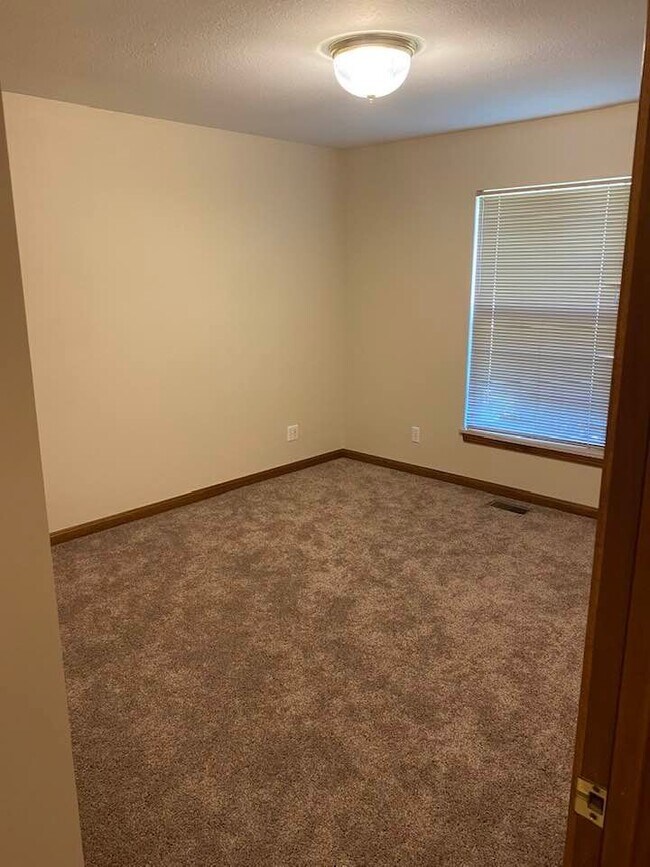 Building Photo - 2925 E Shetland Dr